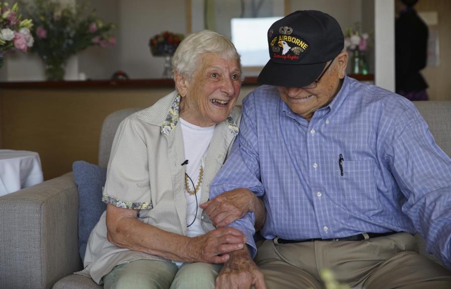 Tras más de 70 años separados, una pareja de novios se reúne