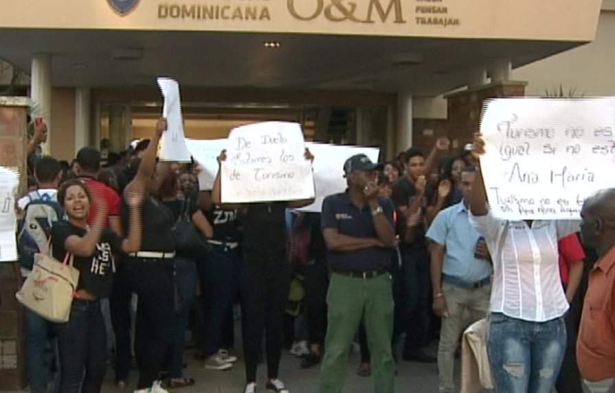 Estudiantes de O&M protestan por reposición de maestra 