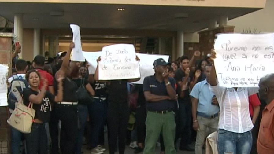 Estudiantes de O&M protestan por reposición de maestra 