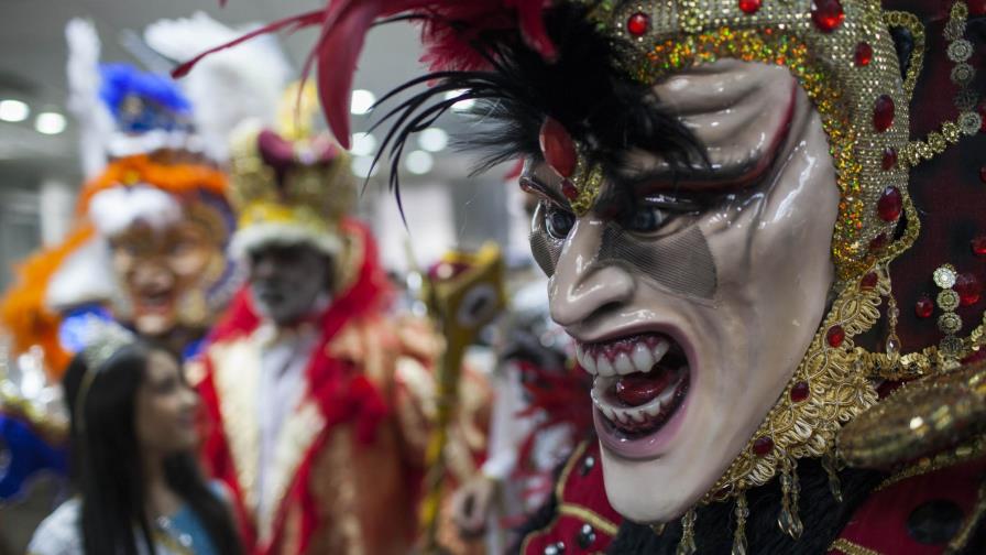 Colorida representación del Carnaval Vegano visita Diario Libre Colorida representación del Carnaval Vegano visita Diario Libre