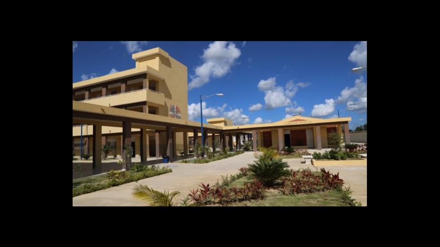 Apedrean inauguración de escuela encabezada por el presidente Medina