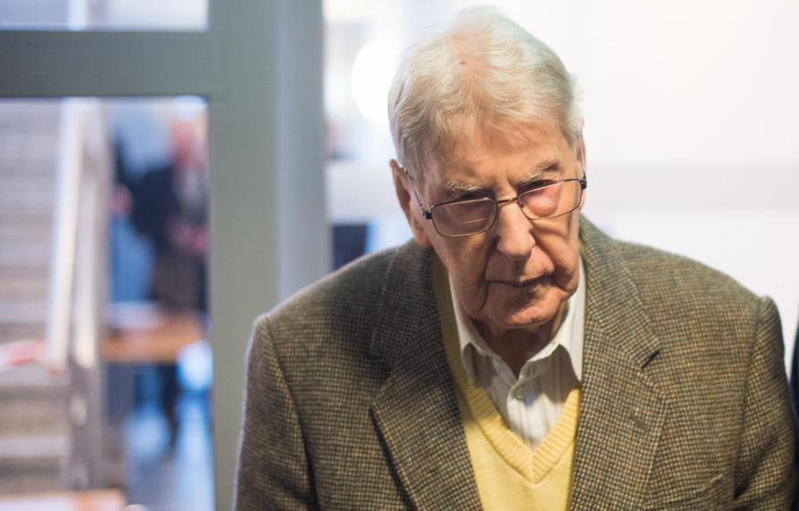 Ex guardia de Auschwitz de 94 años es juzgado por asesinato en Alemania 