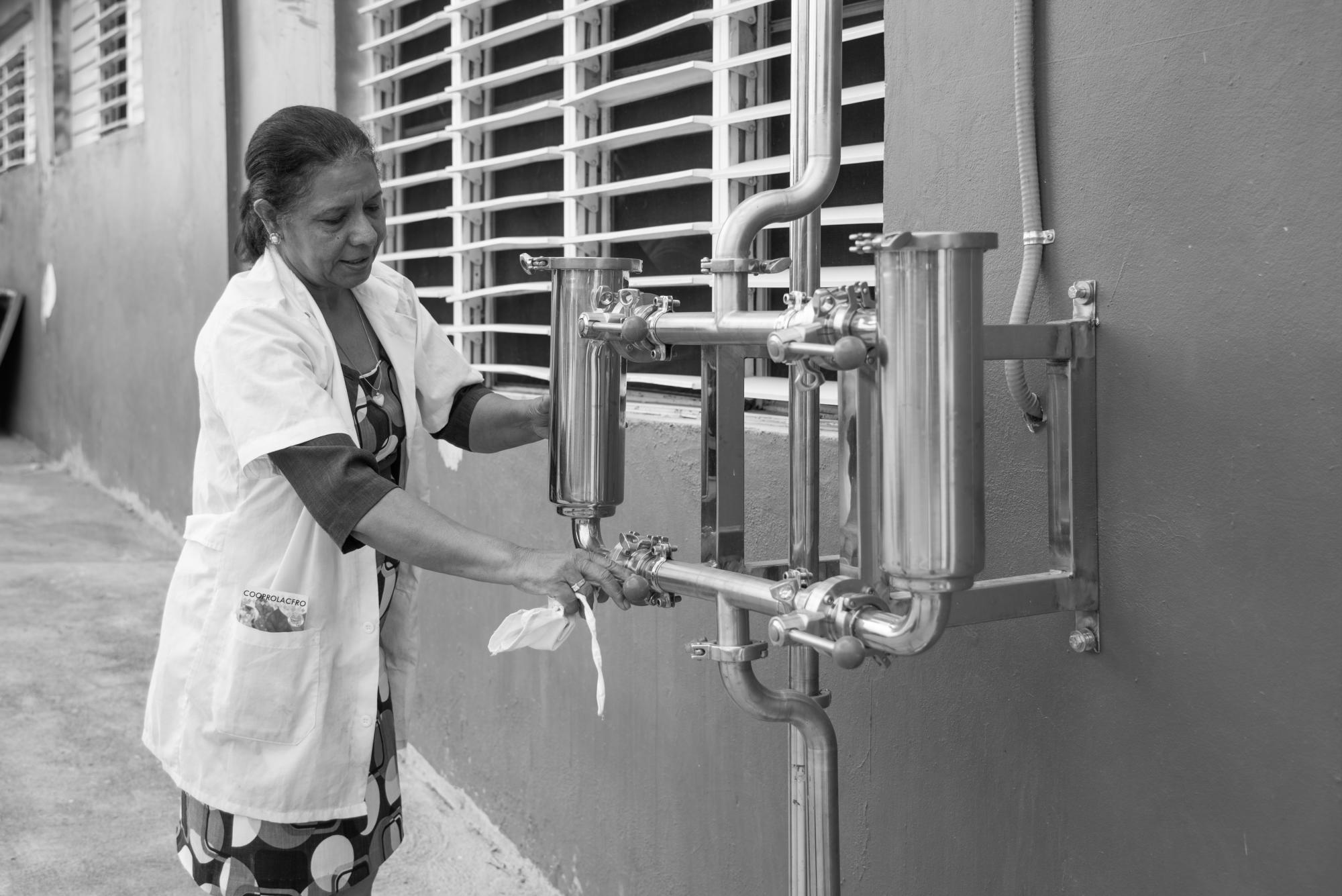 Manuela Rodríguez muestra donde se recibe la leche que llega de los productores locales.