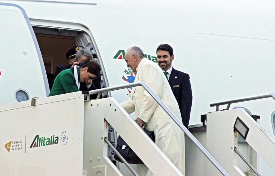 Un “limpiabotas” para el papa en el avión hacia México