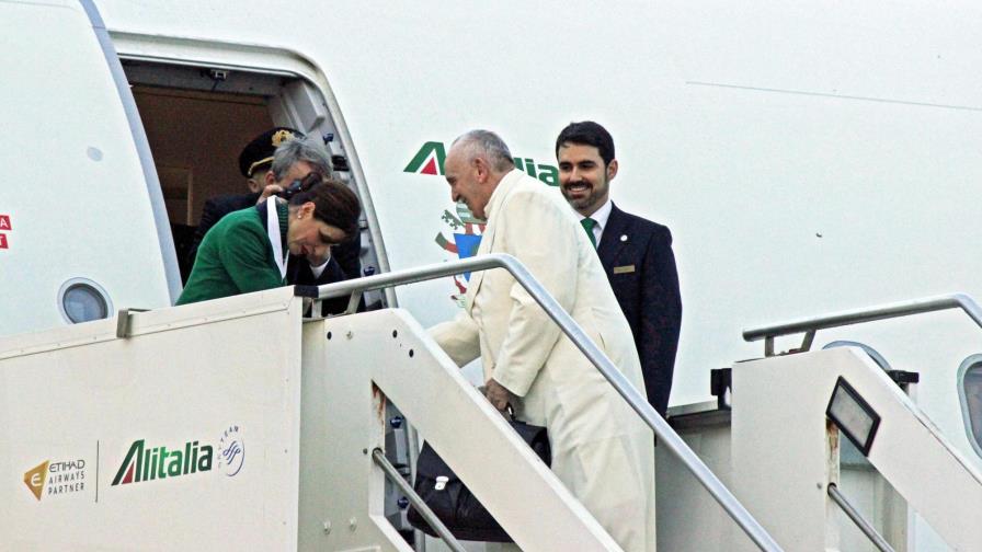 Un “limpiabotas” para el papa en el avión hacia México