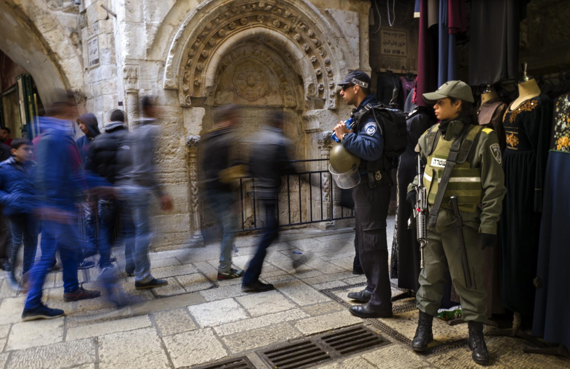 Guardia frente a mezquita israelí