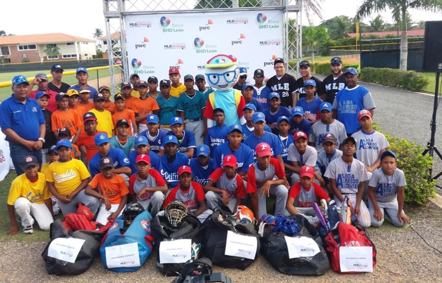 El BHD León y MLB donan utilería a ligas infantiles