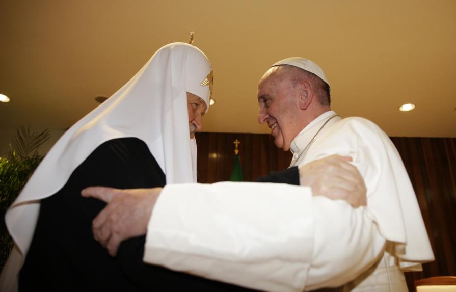 El papa Francisco y el patriarca ruso Kiril se abrazaron en encuentro histórico
