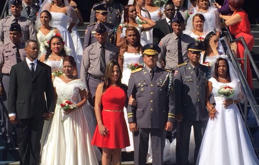 La Policía celebra boda colectiva por la iglesia