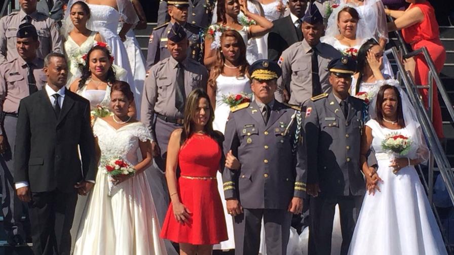 La Policía celebra boda colectiva por la iglesia La Policía celebra boda colectiva por la iglesia