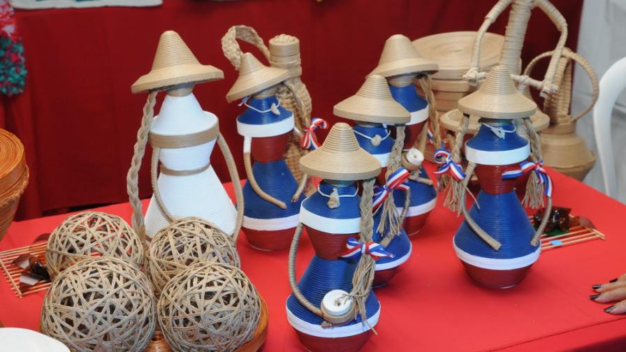 Muñecas de trapo  y otras artesanías en la Fortaleza