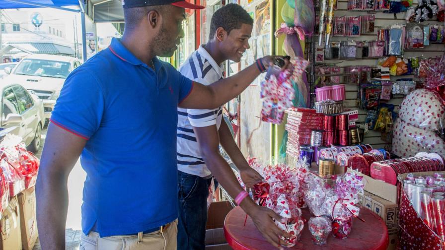 El Día del Amor y la Amistad acelera la actividad comercial de este sábado