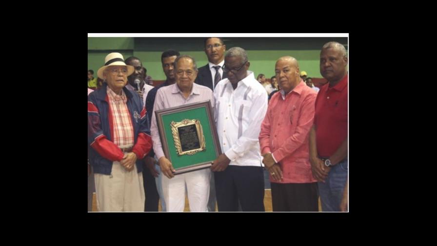 Chola da primero en el inicio del basket superior de La Romana