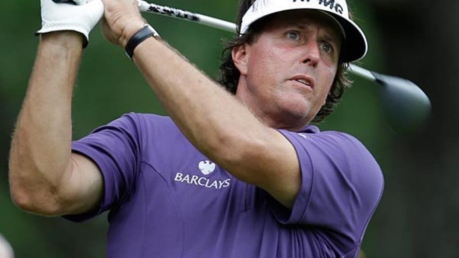 Phil Mickelson está al frente de la clasificación en solitario