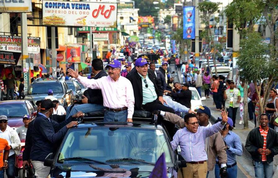 Presidente Medina encabeza caravana en Santiago