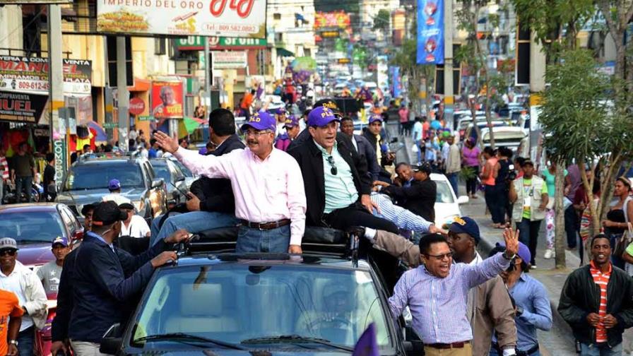 Presidente Medina encabeza caravana en Santiago