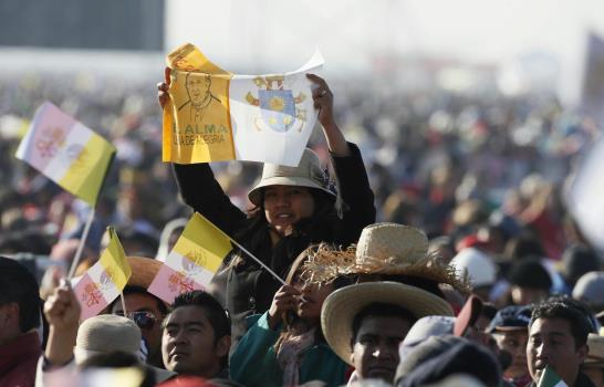 Papa lleva mensaje a suburbio de México plagado de violencia 