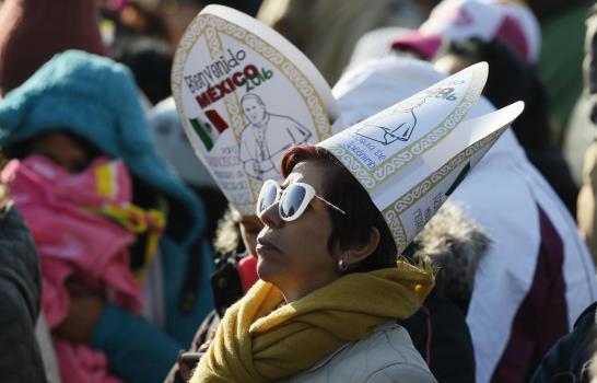 Papa lleva mensaje a suburbio de México plagado de violencia 