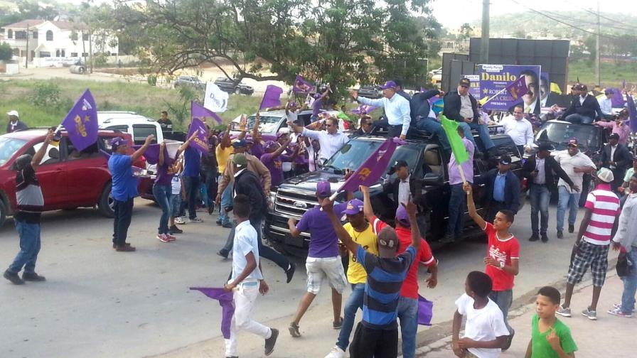Danilo Medina recibe apoyo en Higüey durante su recorrido por la región Este