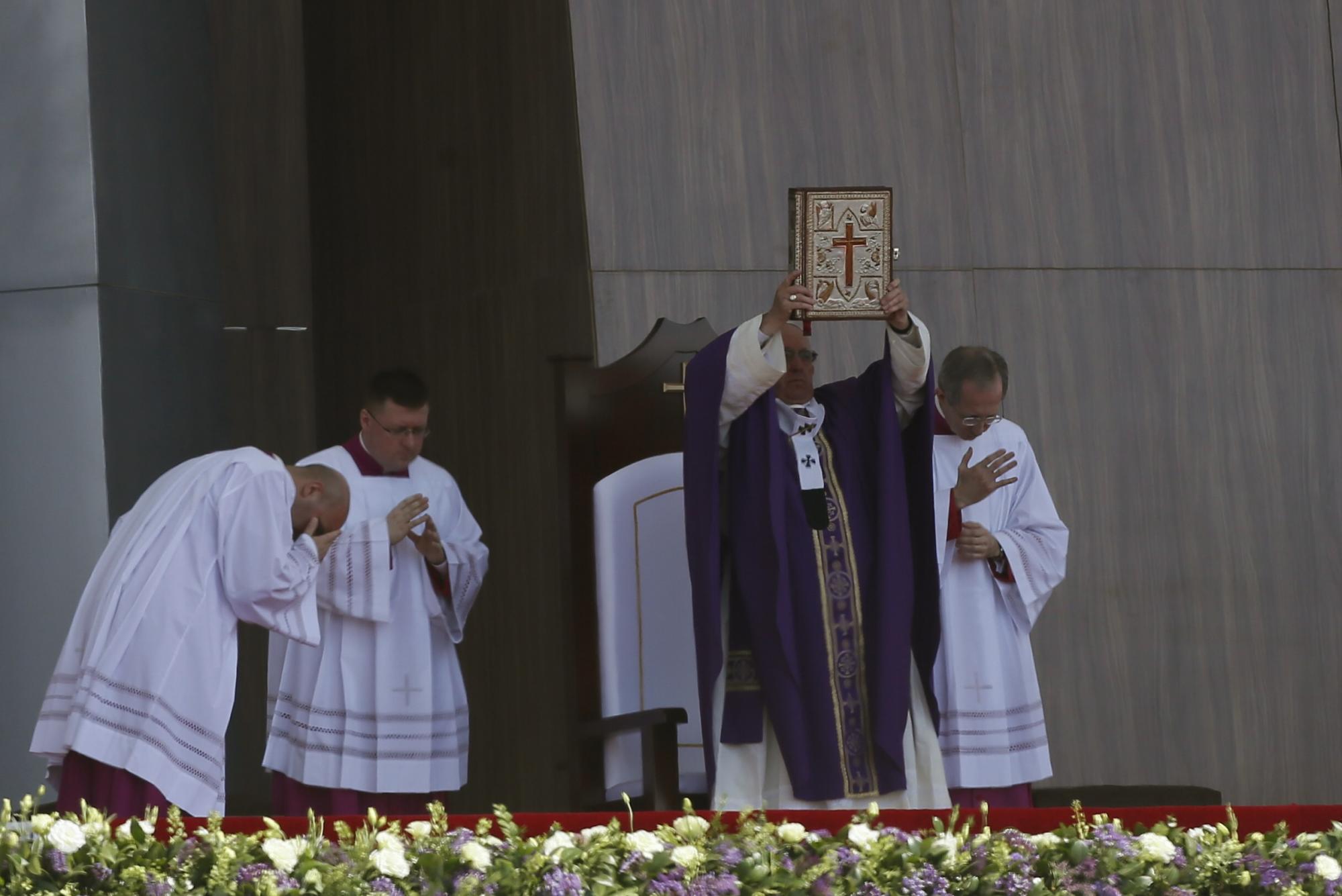 El papa Francisco (c) mientras celebra la misa.