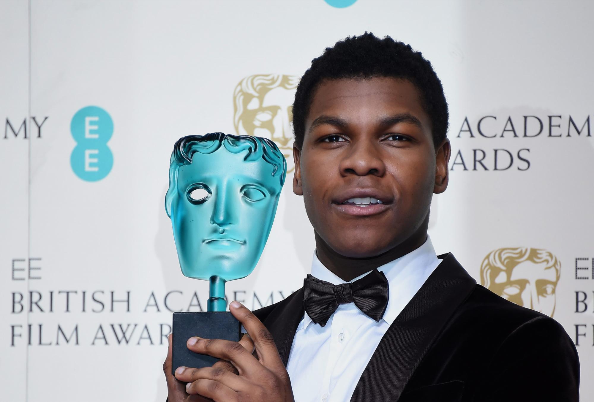 John Boyega, con su premio, ante la prensa