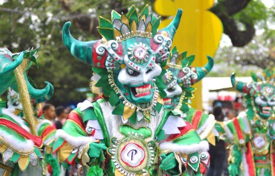 La lluvia no impide que miles de personas asistan al Carnaval del Cibao 