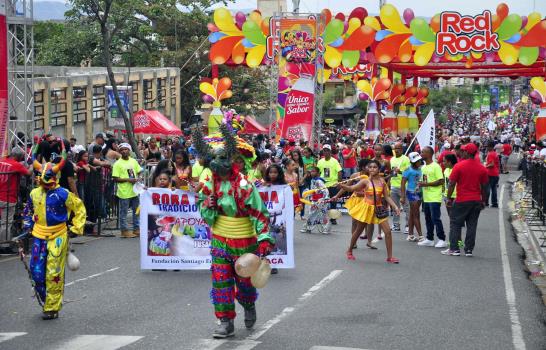 La lluvia no impide que miles de personas asistan al Carnaval del Cibao 