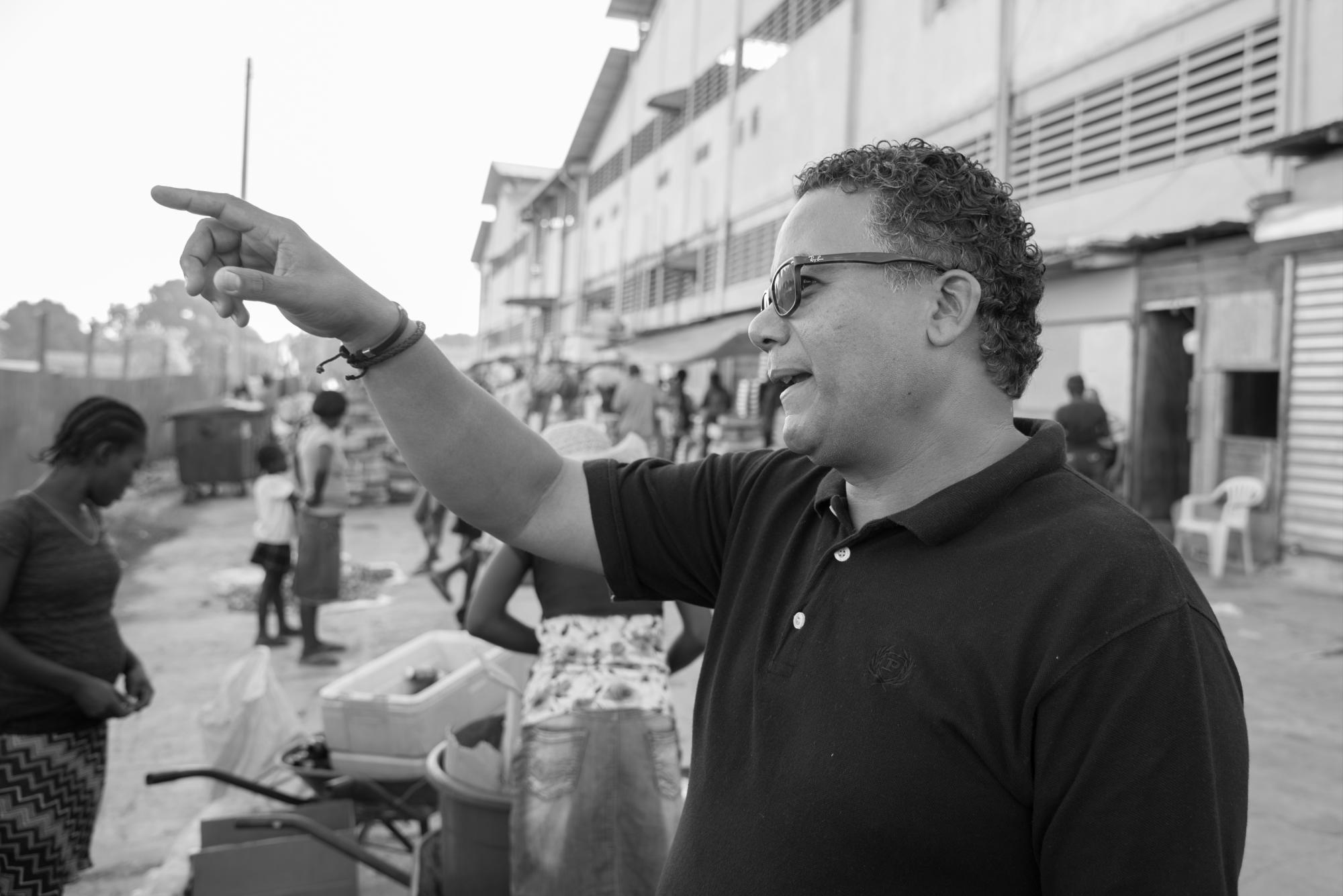 Abigaíl Bueno, presiente de la Asociación de Comerciantes de Dajabón, indica hacia donde será ampliado el mercado bianacional por la Unión Europea.