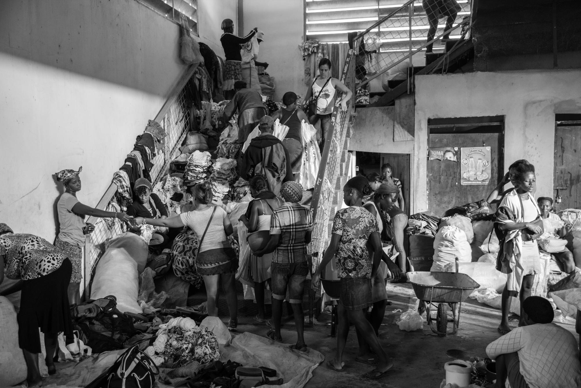 Escalera interior del mercado donde también se comercian mercancías.