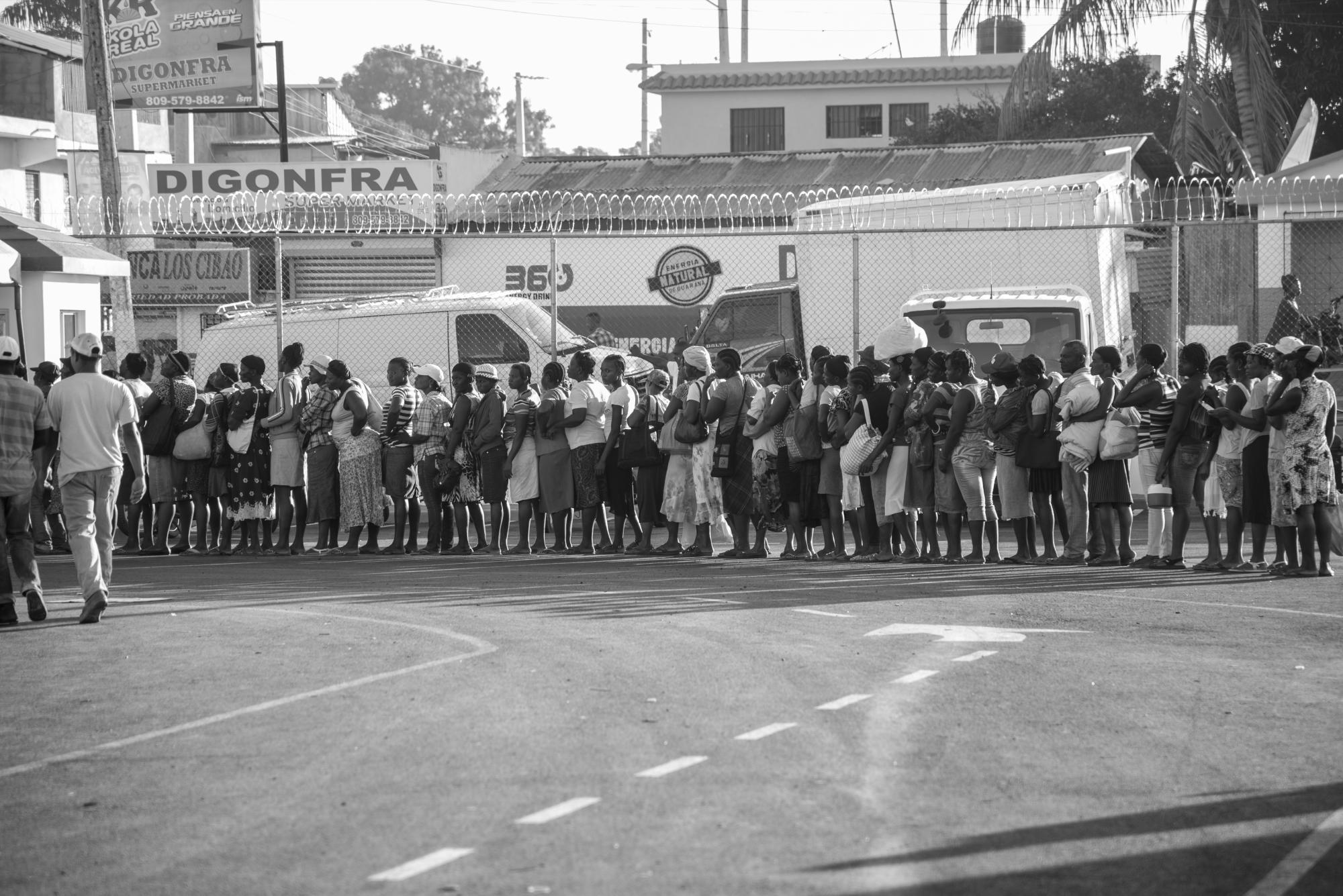 Decenas de personas forman una apretada fila a la espera de que el inspector de Migración chequeara sus respectivos permisos. Casi la totalidad, mujeres que trabajan como domésticas en las casas dajaboneras.