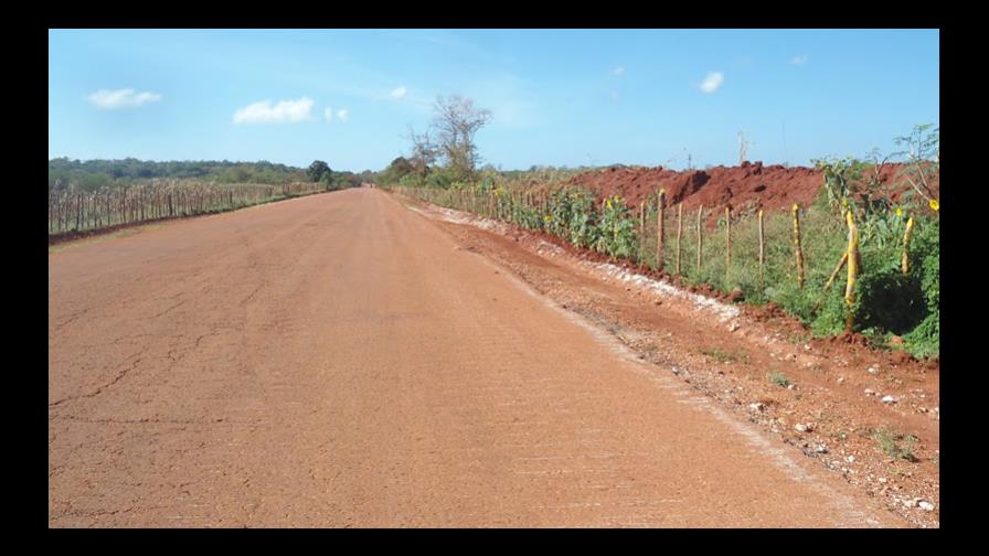 Denuncian destrucción de carretera de Pedernales para extracción de minerales  