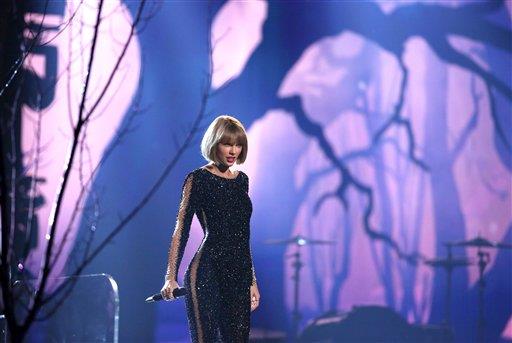 Swift inaugura los Grammy 2016
