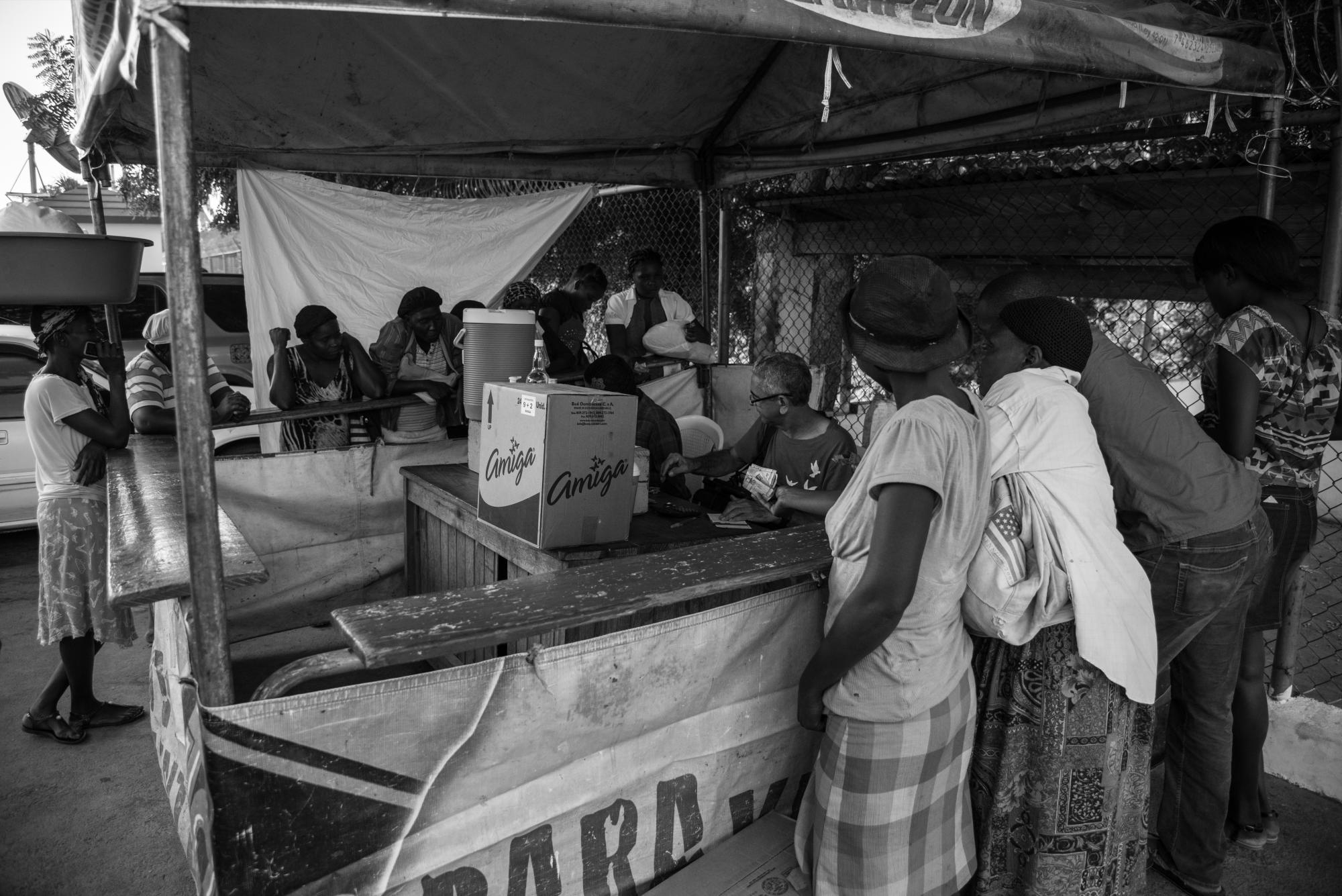 Haitianos compran mercancía en el área primaria de Aduanas.