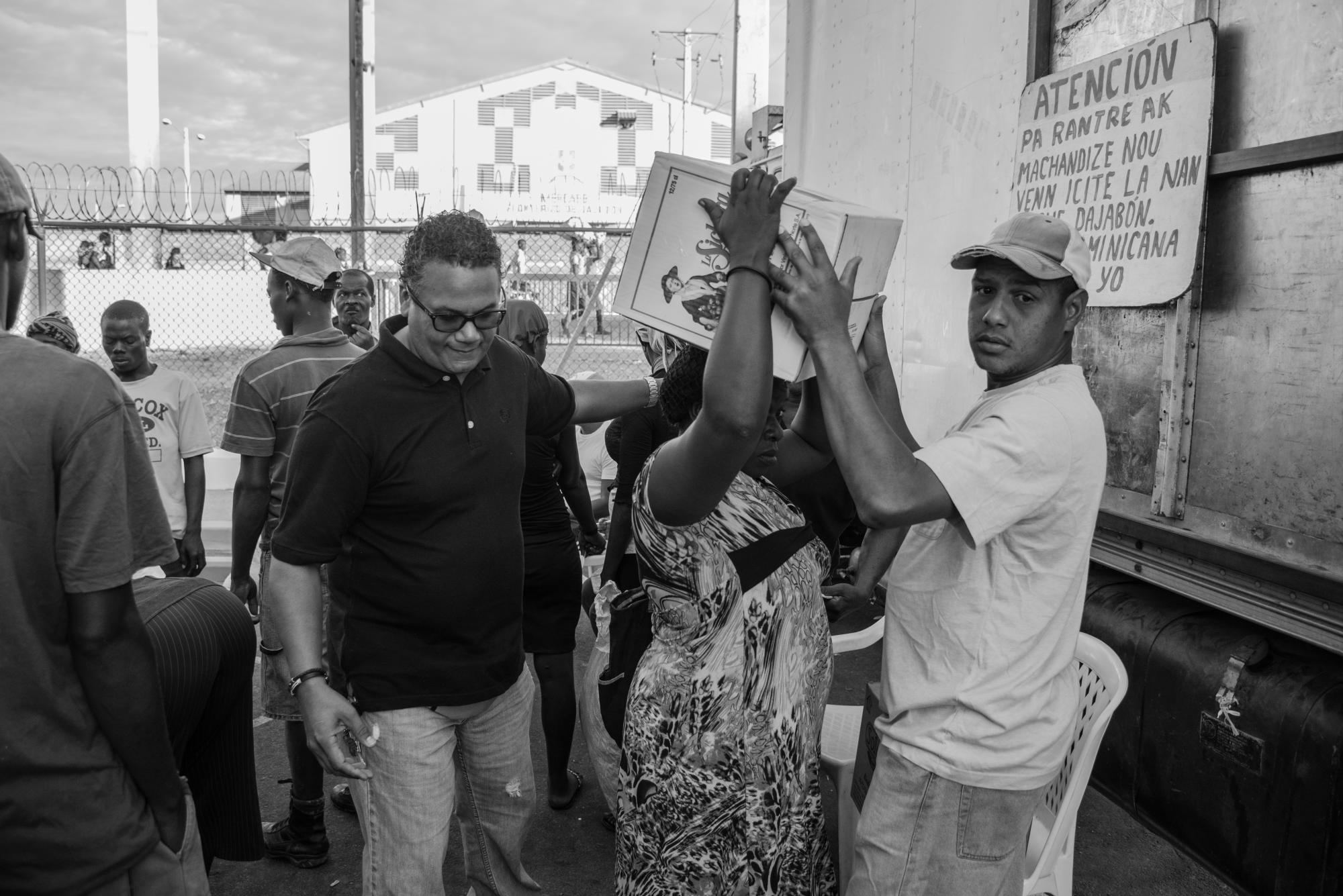 Haitianos compran mercancía en el área primaria de Aduanas.