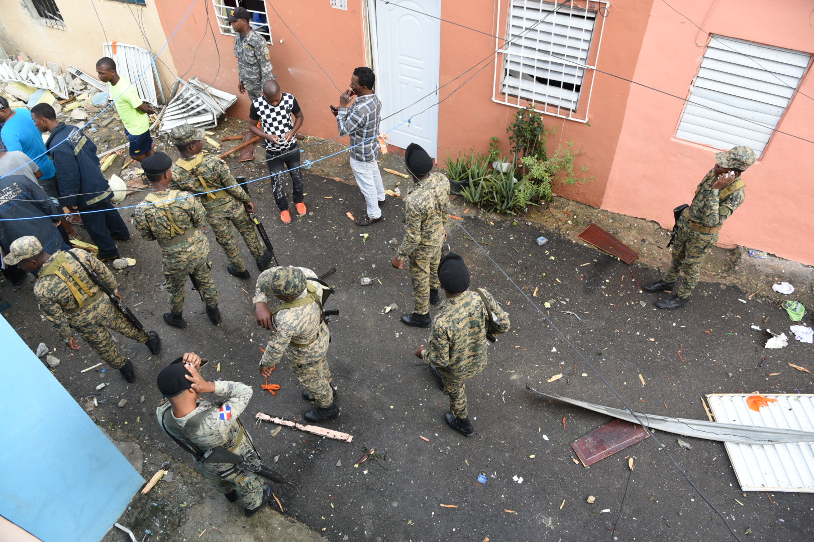 Rescatistas usan militares y policías para sacar a la gente de las áreas.