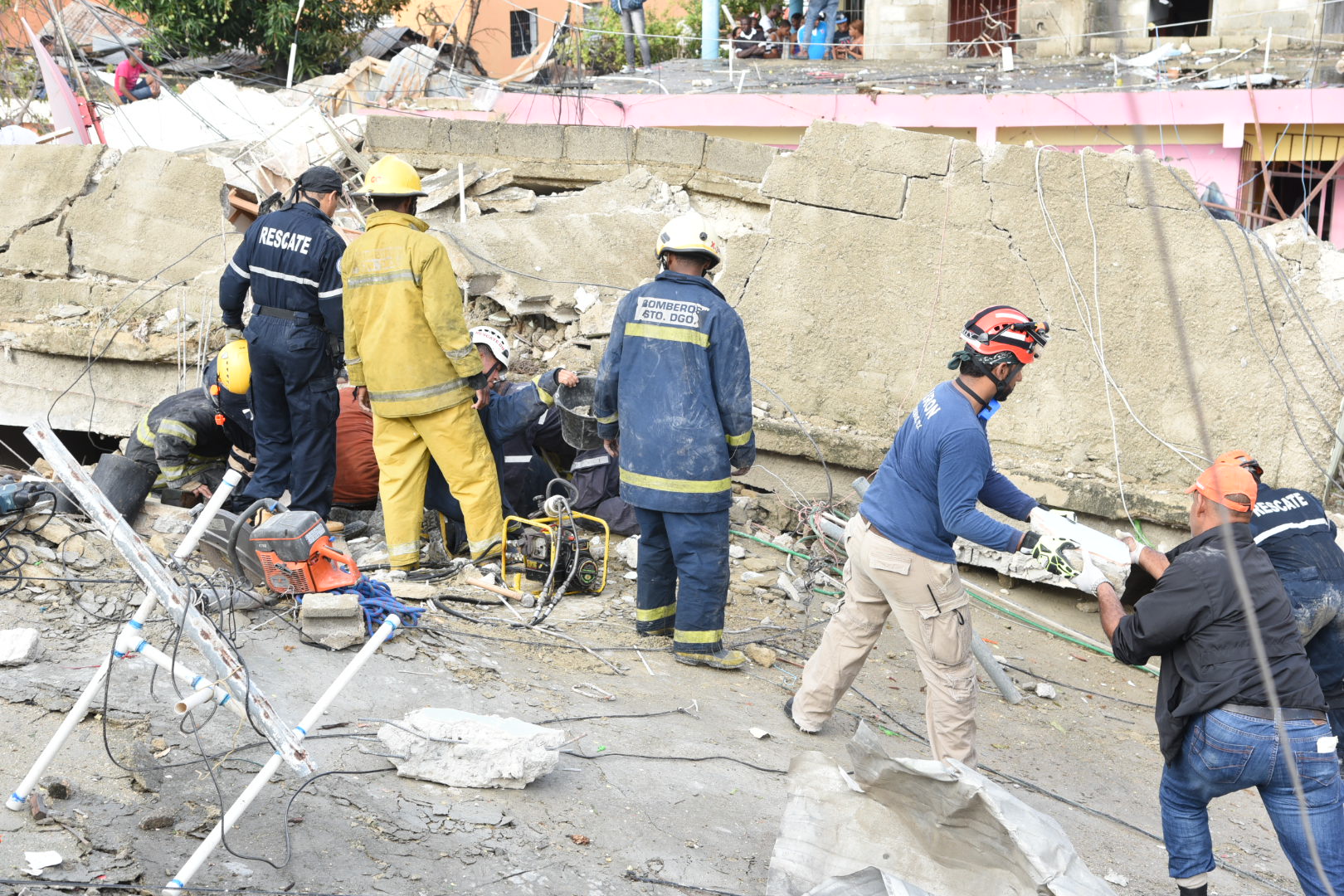 Los escombros se retiran poco a poco.