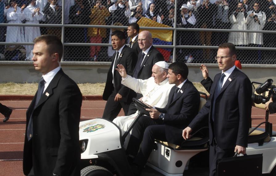 El papa Francisco aterriza en Morelia y es recibido por centenares de fieles