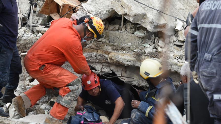 Unidad canina identifica punto con posible víctima tras explosión en estación de gas