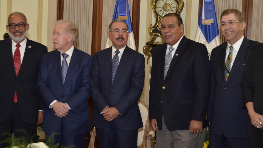 En encuentro con directores: Medina dice que la ley no lo obliga a tomar licencia en campaña En encuentro con directores: Medina dice que la ley no lo obliga a tomar licencia en campaña