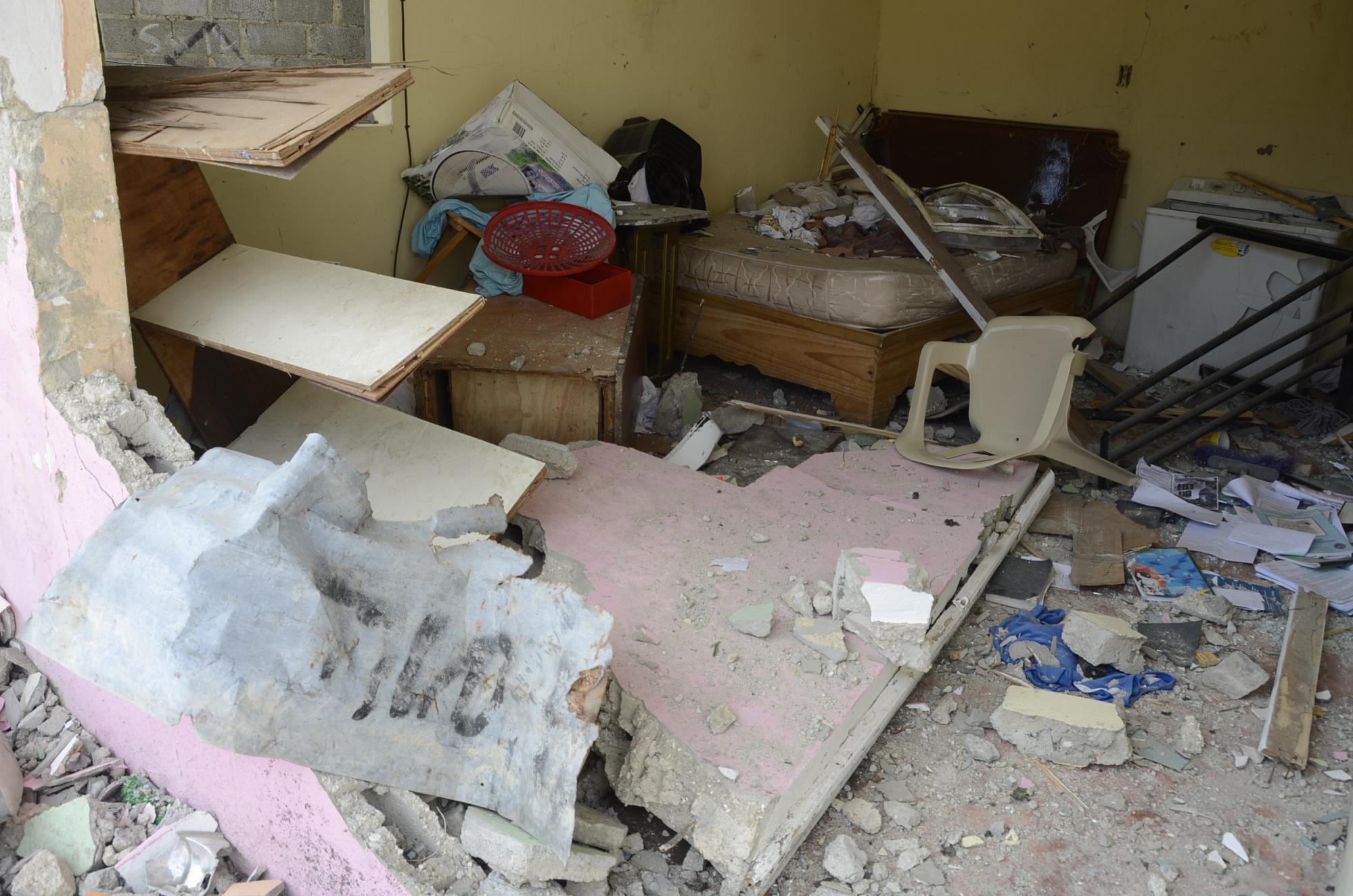 Interior de una de las viviendas afectadas por la explosión en el sector La Esperanza en Los Ríos.