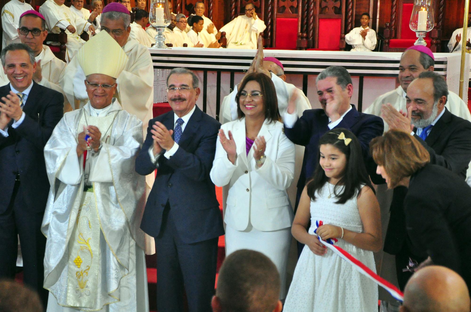 Al termino de cortar al cinta de inauguración
