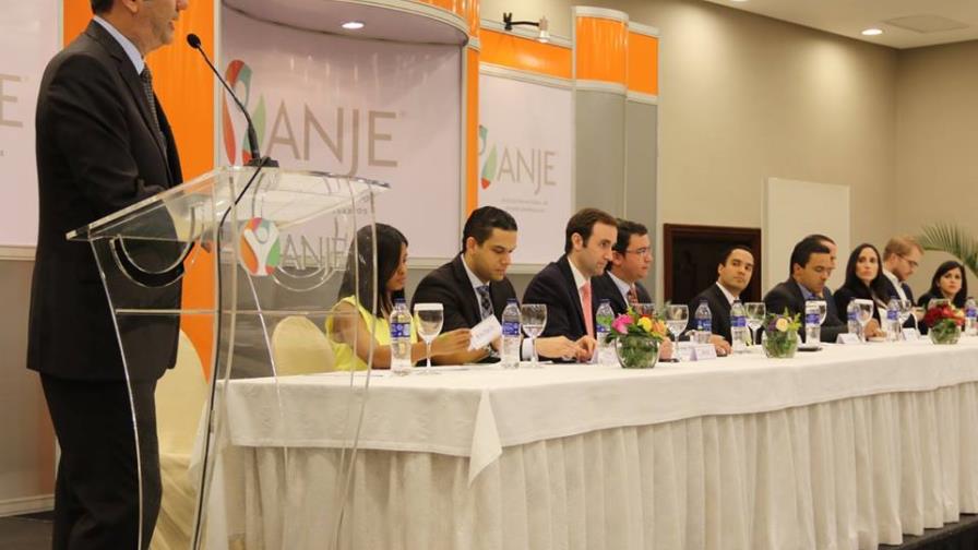 Critican que Danilo Medina se niegue a tomar una licencia por la campaña