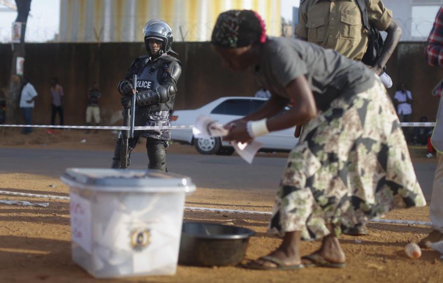 Presidenciales en Uganda se desarrollan en medio de caos, con un candidato brevemente arrestado 