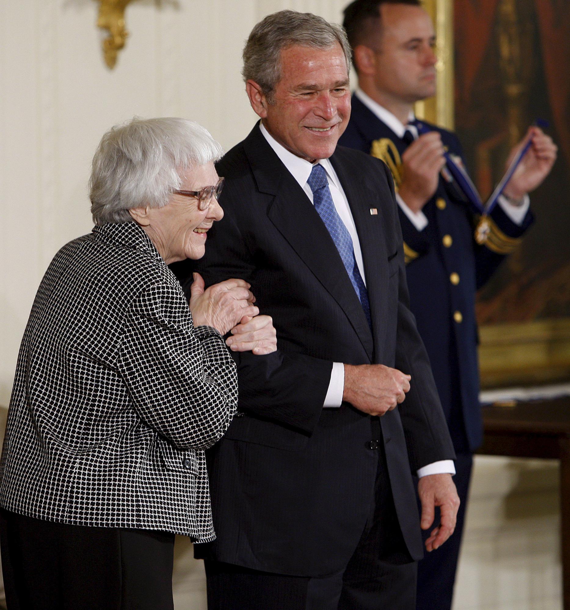 George W. Bush del brazo de Nelle Harper Lee durante la ceremonia en la que la escritora recibió la Medalla de la Libertad en la Casa Blanca.