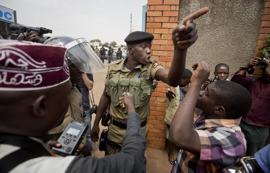 Policía de Uganda arresta otra vez a líder de la oposición 