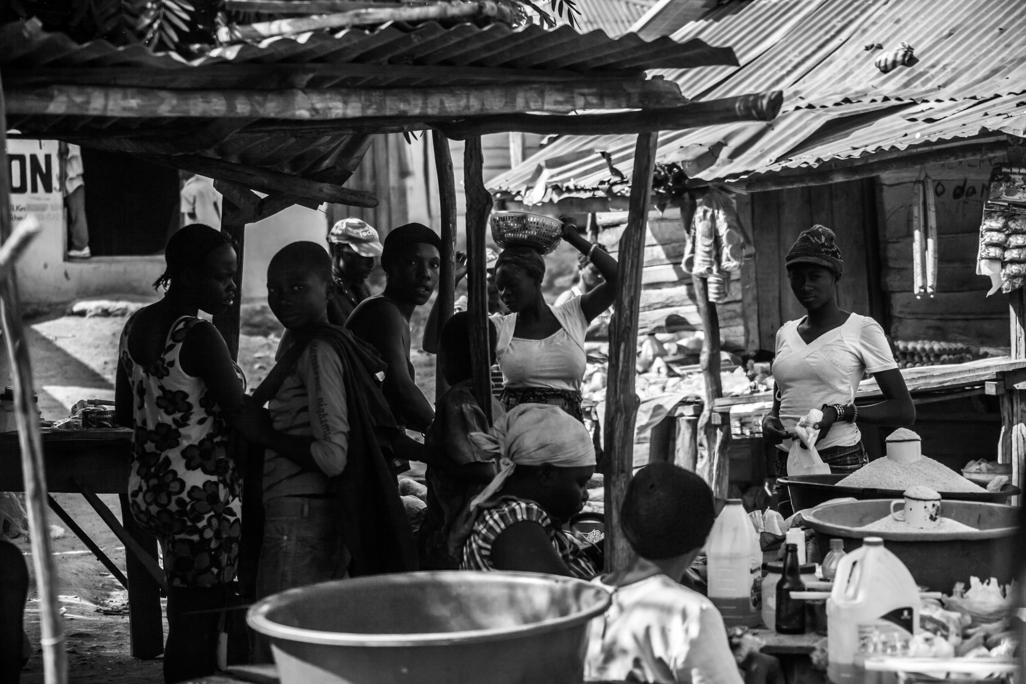Mercado binacional de Tirolí en la Carretera Internacional.
