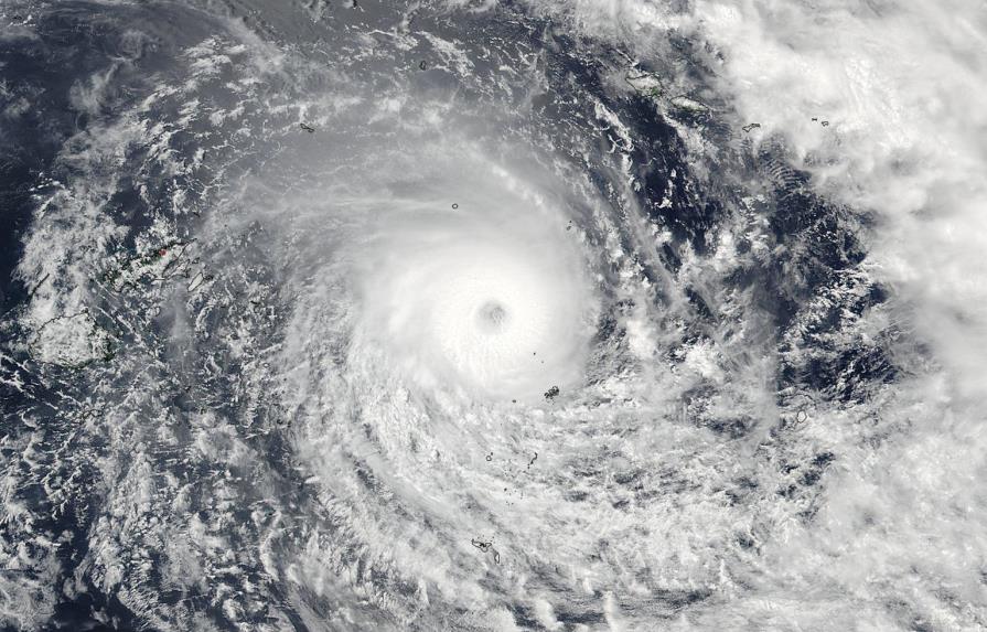 Un ciclón de 300 kilómetros por hora se acerca a un pequeño grupo de islas en el Pacífico