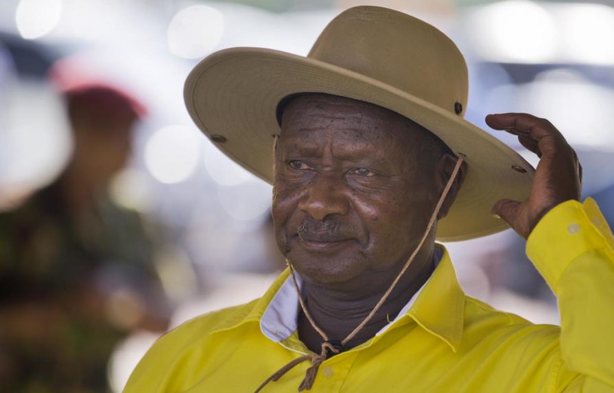Presidente de Uganda reelegido entre acusaciones de fraude