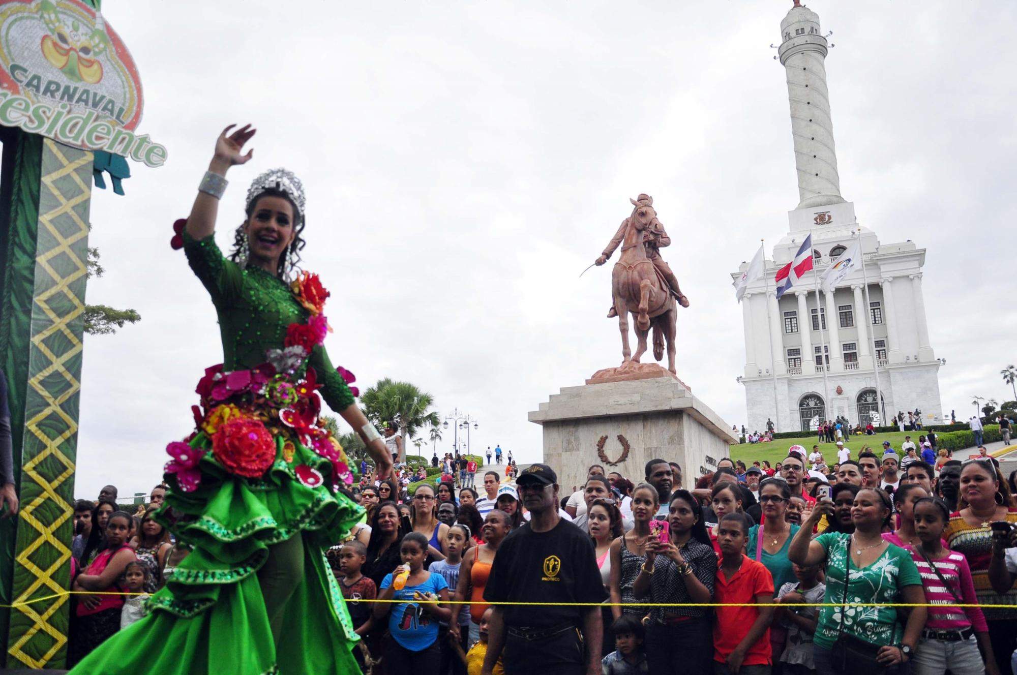 Multitud y derroche de colores en el carnaval de Santiago