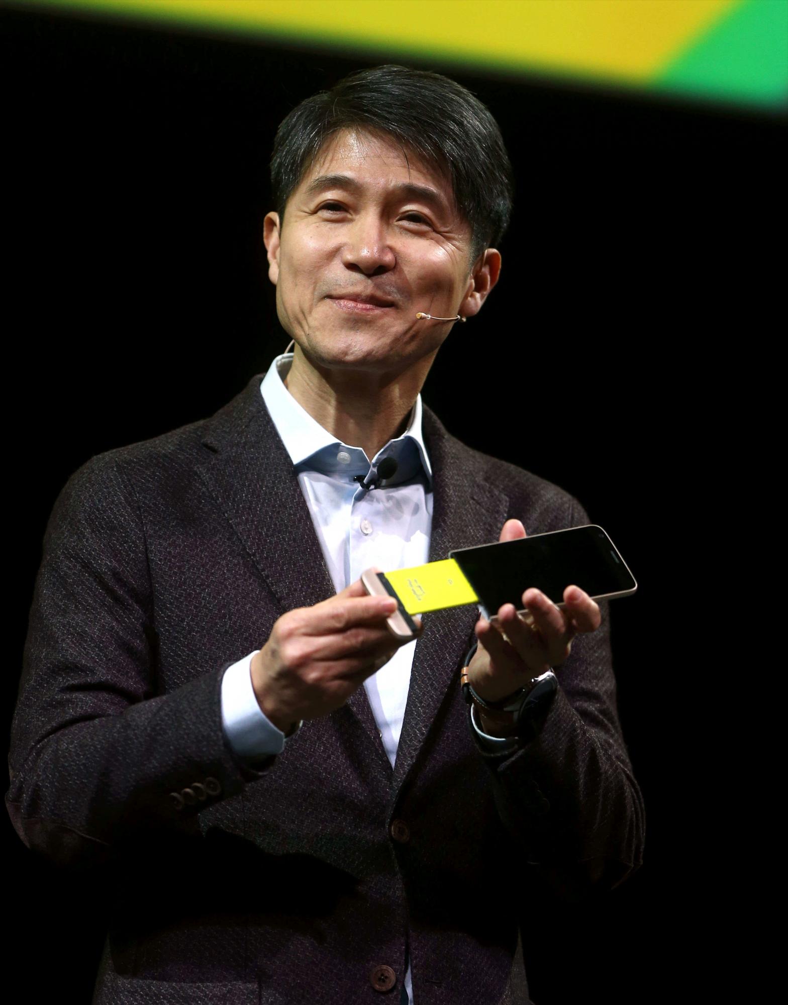El consejero delegado de LG Mobile Communications, Juno Cho, presenta el nuevo teléfono inteligente G5, un terminal modular.